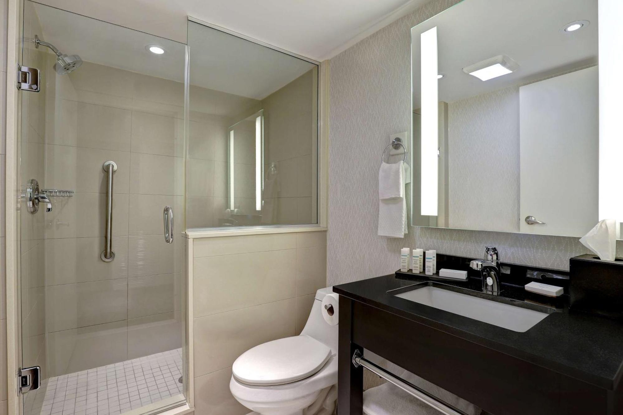 Hotel Embassy By Hilton Falls/ Fallsview 4*